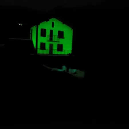 The Illuminating House בית הארחה 3*