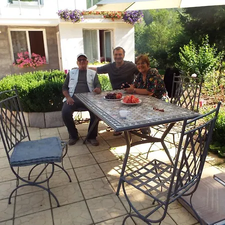 The Illuminating House בית הארחה 3*
